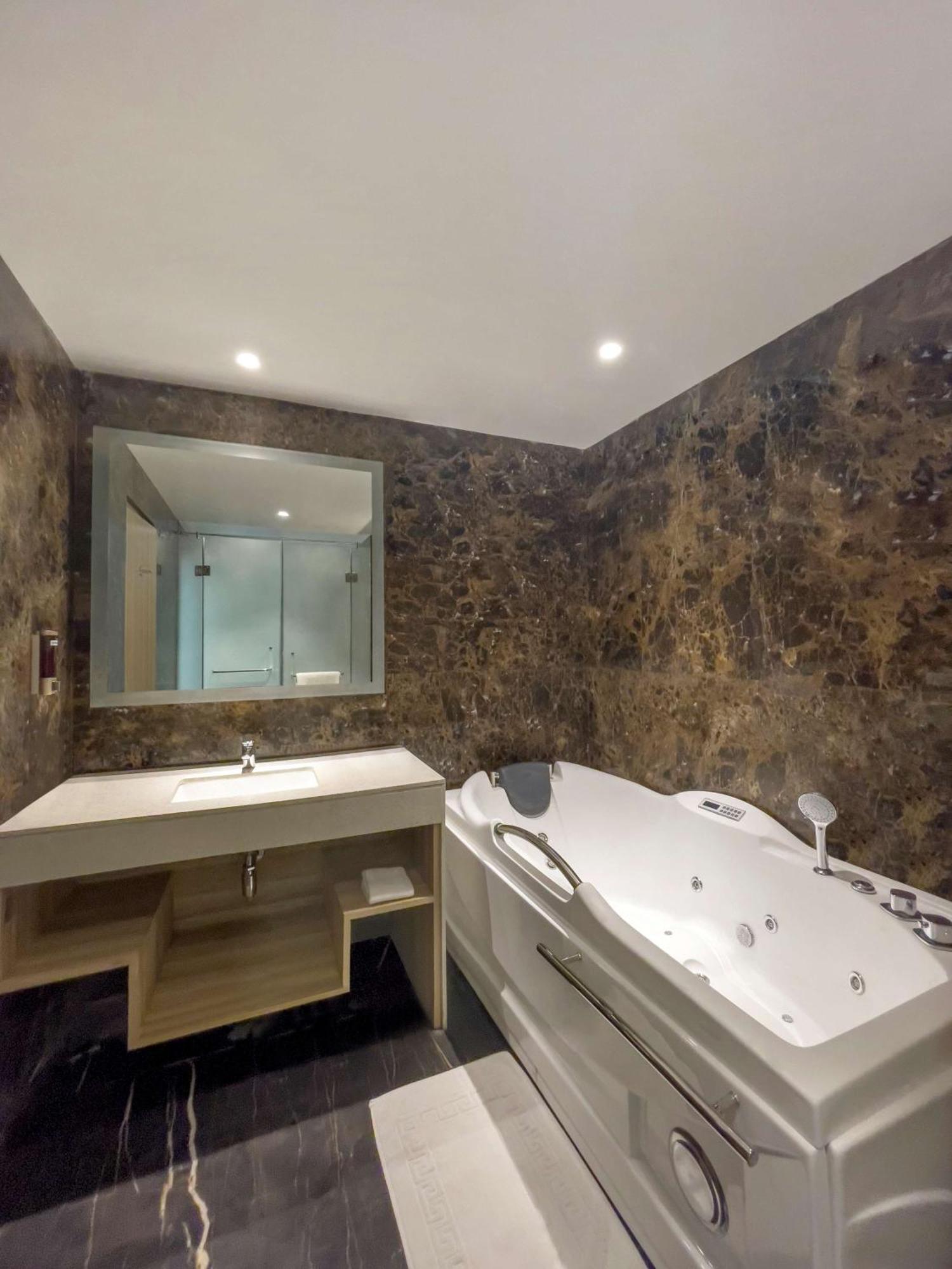 Radisson Hotel Bareilly Airport Екстериор снимка